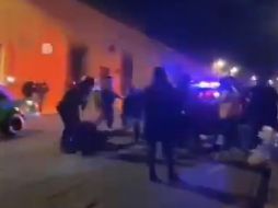 En el video se observan varios elementos de Seguridad y a uno de ellos que tiene a una mujer sometida en el suelo, que la agarra del pelo y la testerea. ESPECIAL