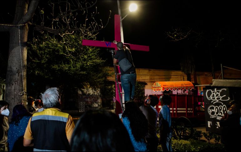 Al terminar de pintarla, las y los asistentes colocaron en la cruz los nombres de sus mujeres asesinadas. EL INFORMADOR/G. Gallo
