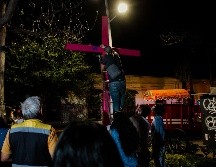 Al terminar de pintarla, las y los asistentes colocaron en la cruz los nombres de sus mujeres asesinadas. EL INFORMADOR/G. Gallo