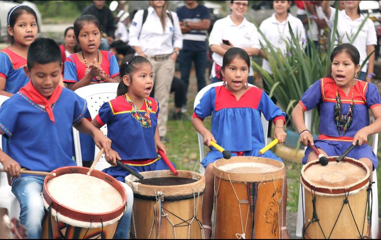 Son 42 millones de indígenas que hablan 560 idiomas en América Latina, pero muchas de ellas están en peligro de extinción. EFE