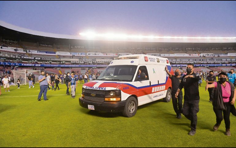 Delicado. Los aficionados que resultaron gravemente heridos tras la trifulca en el partido de Querétaro vs. Atlas fueron llevados en ambulancia para ser atendidos. Imago7