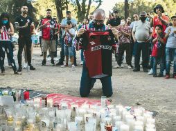 Solidaridad. Decenas de aficionados de Atlas y Chivas se dieron cita ayer afuera del Estadio Jalisco para manifestar su apoyo a los familiares de los seguidores Rojinegros que resultaron afectados en la trifulca del sábado en Querétaro. El Informador/ G. Gallo
