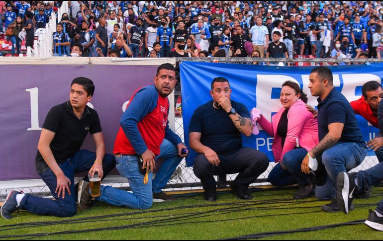 Consternación. Miles de aficionados que no se involucraron temieron por su integridad. EFE/ S. Miranda