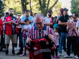 Aficionados de diferentes equipos del futbol mexicano siguen acudiendo a las afueras del Estadio Jalisco, donde rojinegros colocaron veladoras en apoyo a los afectados durante los hechos del sábado. EL INFORMADOR / G. Gallo