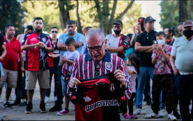 Aficionados de diferentes equipos del futbol mexicano siguen acudiendo a las afueras del Estadio Jalisco, donde rojinegros colocaron veladoras en apoyo a los afectados durante los hechos del sábado. EL INFORMADOR / G. Gallo