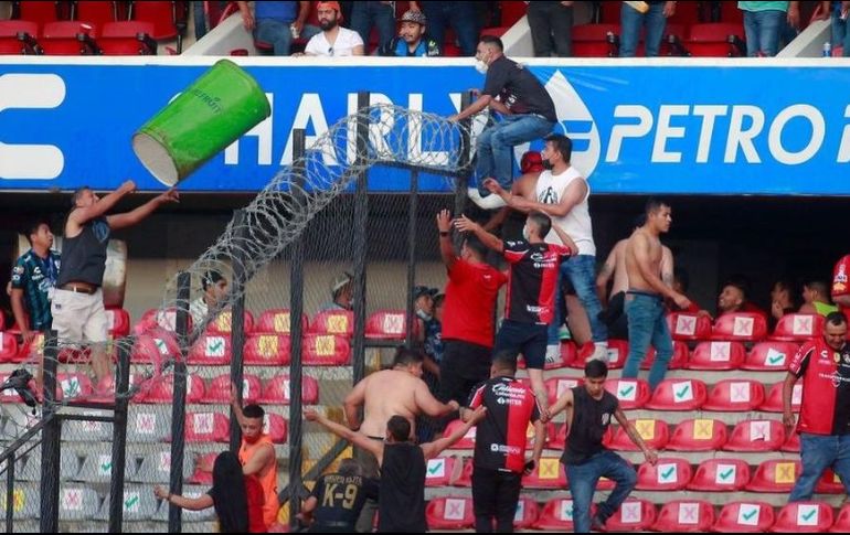 En el partido de Querétaro vs Atlas se enfrentaron porristas de ambos equipos y hubo un saldo de 26 lesionados. ESPECIAL