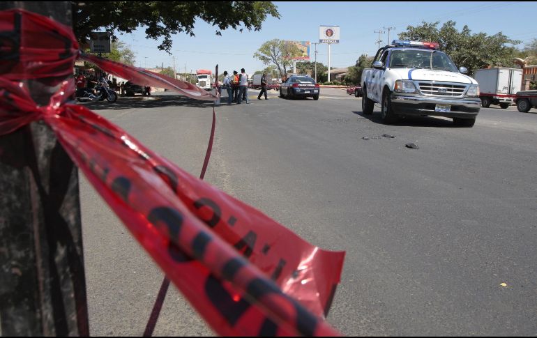 El tráiler también impactó dos camionetas que resguardaban el contingente. EL INFORMADOR/ARCHIVO