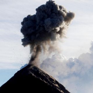 Guatemala: Desalojan a comunidad por erupción del Volcán de Fuego
