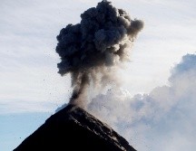 Las comunidades Panimaché II, El Rodeo, Las Palmas, El Porvenir, San Andrés Osuna, La Rochela y la zona urbana de San Pedro Yepocapa reportan caída de ceniza. EFE/ARCHIVO