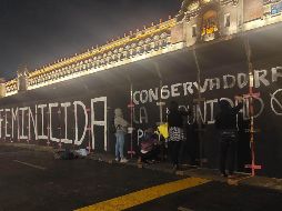 Grupos feministas realizan pintas en los muros de metal que colocaron frente a Palacio Nacional, previo a la manifestación del Día Internacional de la Mujer. SUN / F. Rojas