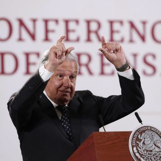 AMLO dice que no aumentarán precios a combustibles pese a guerra de Rusia y Ucrania