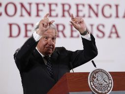 El Presidente López Obrador señala que se ha ido avanzando mucho porque en los programas de bienestar son más las mujeres que se benefician que los hombres. EFE / M. Guzmán