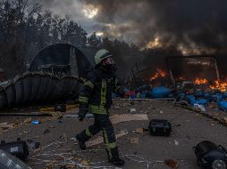 En diferentes partes de Ucrania se intenta aminorar el daño de los bombardeos, como este bombero apagando el fuego de una bodega destrozada. EFE / R. Pilipey
