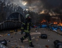 En diferentes partes de Ucrania se intenta aminorar el daño de los bombardeos, como este bombero apagando el fuego de una bodega destrozada. EFE / R. Pilipey