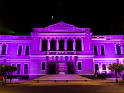 El Museo de las Artes se ilumina de morado. ESPECIAL/FOTOTECA MUSA.