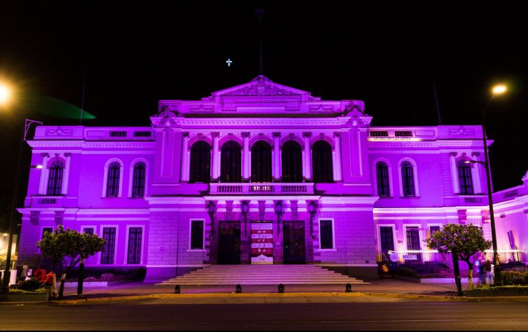 El Museo de las Artes se ilumina de morado. ESPECIAL/FOTOTECA MUSA.