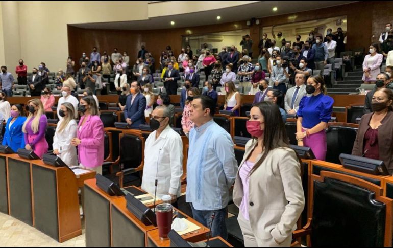 Los legisladores guardaron un minuto de silencio por el asesinato del diputado Jesús Zúñiga. TWITTER / @LegislativoJal