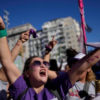 Día de la Mujer 2022 8M: Miles de argentinas protestan por la "deuda" del Gobierno con las mujeres