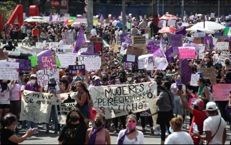 Son miles de mujeres las que salieron portando pañoletas verdes y moradas, vestidas de negro. SUN/F. Rojas