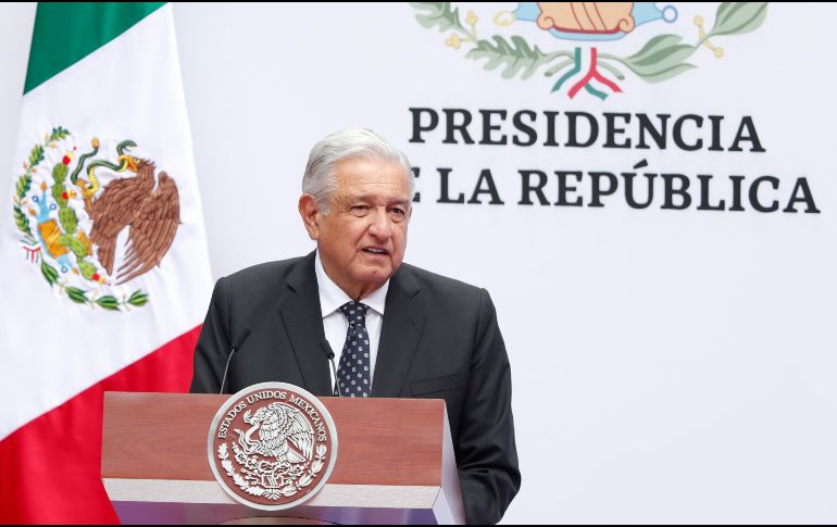 AMLO destacó que los programas sociales atienden a hombres y mujeres para alcanzar una sociedad más justa. EFE / M. Guzmán