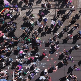 Día de la Mujer 2022 8M: Mujeres resultan heridas tras romper cristal del Metro (VIDEO)