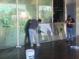 Los cristales del edificio de la UdeG fueron vandalizados. EL INFORMADOR/ G. GALLO