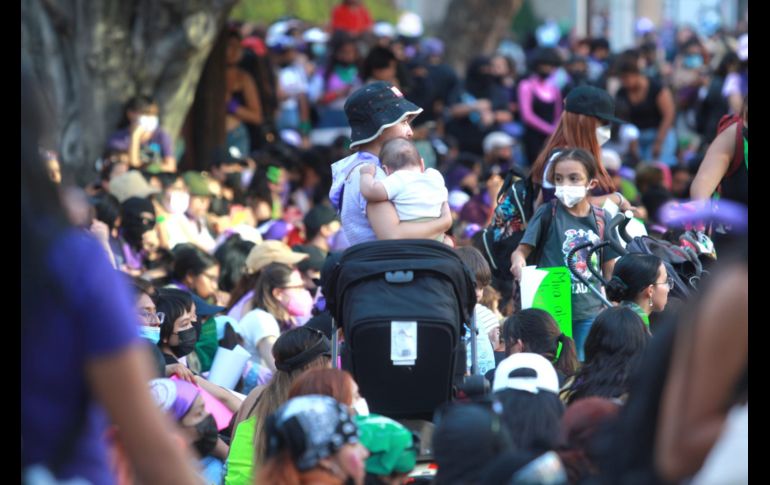 Asistieron mujeres y familias a la marcha. EL INFORMADOR/ A. CAMACHO.