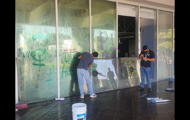 El contingente vandalizó los cristales del edificio de la UdeG en avenida Vallarta.  EL INFORMADOR/ G. GALLO