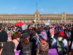 La marea feminista atiborró cada esquina de la Plaza de la Constitución, en donde es casi imposible caminar. SUN / B. Fregoso