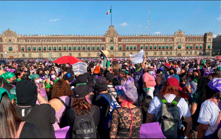 La marea feminista atiborró cada esquina de la Plaza de la Constitución, en donde es casi imposible caminar. SUN / B. Fregoso