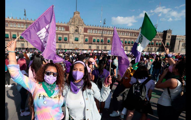 En una marea imparable, por horas y horas caminaron gritando, incansables, contra el patriarcado, contra los violadores, con imágenes de mujeres asesinadas, desaparecidas. SUN / V. Rosas