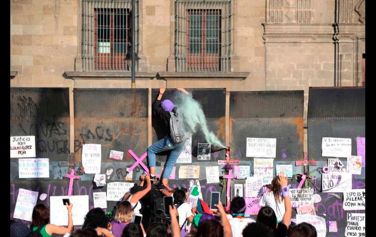 En una marea imparable, por horas y horas caminaron gritando, incansables, contra el patriarcado, contra los violadores, con imágenes de mujeres asesinadas, desaparecidas. SUN / V. Rosas