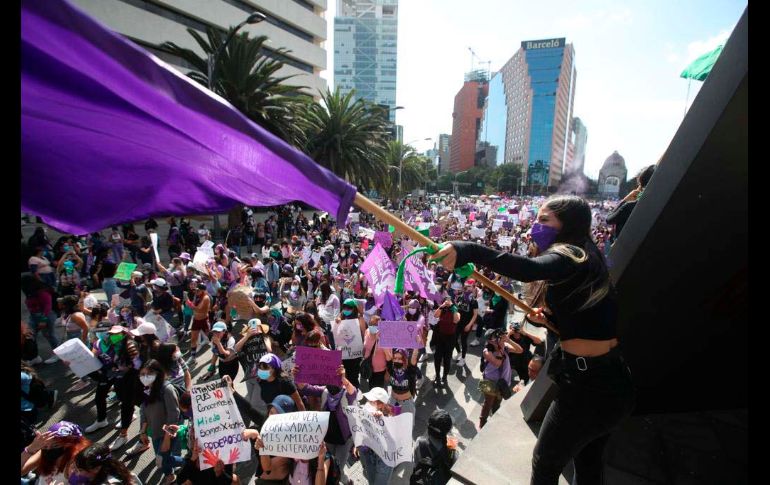 En una marea imparable, por horas y horas caminaron gritando, incansables, contra el patriarcado, contra los violadores, con imágenes de mujeres asesinadas, desaparecidas. SUN / V. Rosas