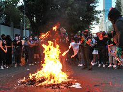 Al terminar la protesta y una vez encendida la fogata las manifestantes bailaron y cantaron alrededor de ella. EL INFORMADOR / R. Bobadilla