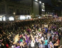 Al paso de las manifestantes, el enojo en forma de vidrios y parabuses rotos no se hizo esperar. EL INFORMADOR/G. Gallo
