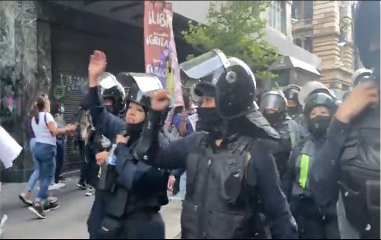 Con cantos, consignas y su puño levantado, las mujeres se unieron a las feministas en el Día Internacional de la Mujer. ESPECIAL