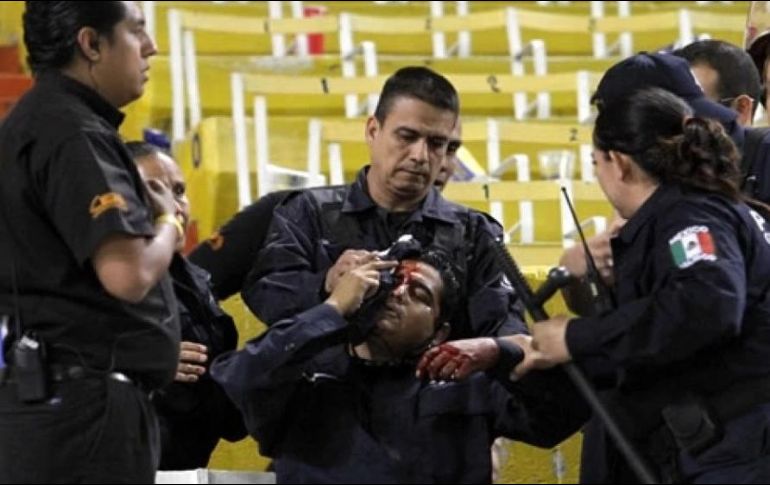 En el partido de Atlas vs Monterrey en el Torneo Apertura 2014 hubo agresiones a policías que resultaron lesionados. ESPECIAL
