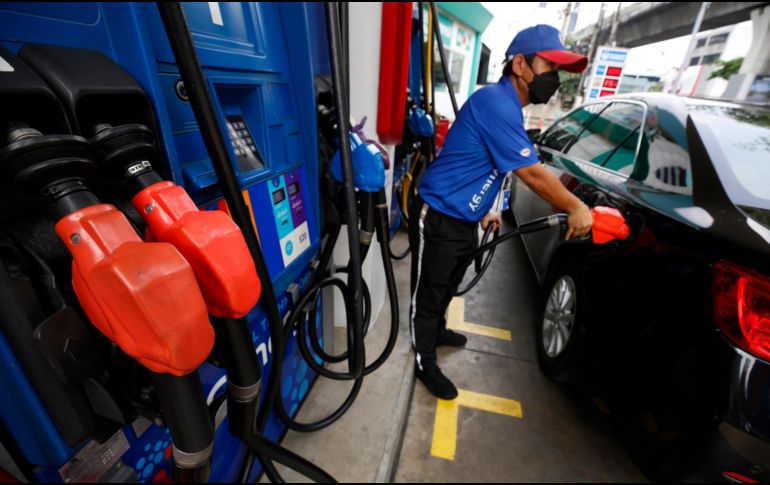 En Estados Unidos el precio promedio de la gasolina alcanzó 4.17 dólares el galón. EFE/N. Sangnak