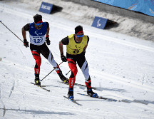 Algunos deportistas como el multicampeón Brian McKeever (izquierda, junto a su guía) decidieron participar en playera cuando la temperatura alcanzó los 17 grados Celsius. AFP / I. Suwanrumpha