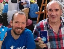 Urs Lesse (izquierda) ayuda a las personas a reparar sus teléfonos. URS LESSE