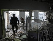 Mariúpol, en la costa del Mar de Azov, está rodeada de las fuerzas rusas, que bombardearon la ciudad pese a promesas de alto el fuego para permitir la evacuación de civiles. AP / E. Maloletka