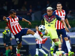 PONEN EL EJEMPLO. Chivas y América se enfrentarán este sábado en el Estadio Akron en un partido en el que no se dará acceso a las porras. IMAGO7