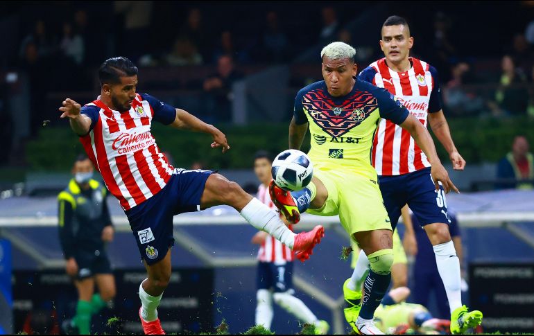 PONEN EL EJEMPLO. Chivas y América se enfrentarán este sábado en el Estadio Akron en un partido en el que no se dará acceso a las porras. IMAGO7