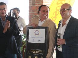 El secretario del Trabajo, Marco Valerio Pérez, entregó la distinción a Enrique Michel Velasco. EL INFORMADOR/A. Camacho