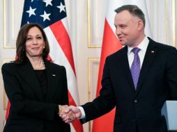 Harris se reunió con el presidente polaco Andrzej Duda en Varsovia, donde fue a demostrar el apoyo de EU. AP / S. Loeb