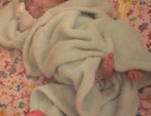 En Pakistán, un país muy conservador y patriarcal, tener un niño constantemente se ve como un buen augurio, ya que se cree que puede asegurar mejor el futuro financiero de sus padres que una niña. AP / ARCHIVO