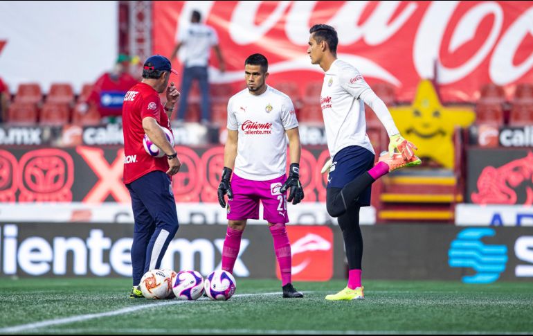 Una de las decisiones que ya habría tomado el cuerpo técnico de las Chivas para el duelo ante los azulcremas, será el quién estará bajo los tres palos. IMAGO7