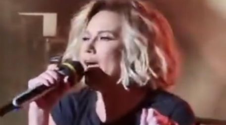 La cantante sufrió una bochornosa caída durante un concierto que realizaron junto a Pandora, en el Auditorio Nacional. ESPECIAL
