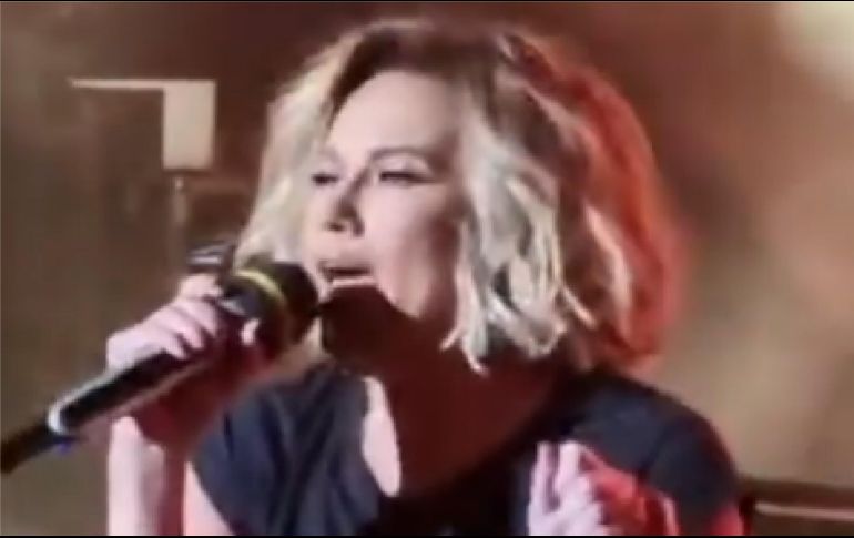 La cantante sufrió una bochornosa caída durante un concierto que realizaron junto a Pandora, en el Auditorio Nacional. ESPECIAL