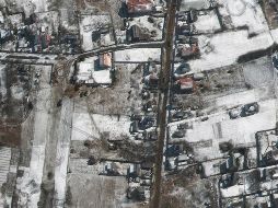 Imagen satelital de tropas desplegadas en Ozera, cerca del aeropuerto de Antonov. EFE/Maxar Technologies